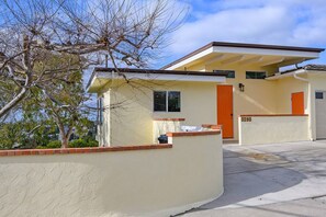 Exterior - Romantic Getaway w/ Stunning Views and Close to Everything! (San Diego)