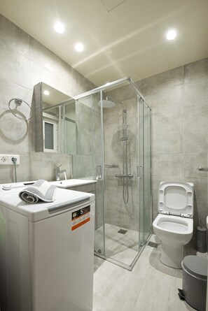 Douche, sèche-cheveux, serviettes fournies, savon