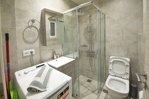 Shower, hair dryer, towels, soap - Koukaki Gem Cozy 1BR Renovated Apt near Center (Athina)