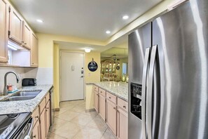 Fridge, microwave, stovetop, dishwasher - Breezy Siesta Key Condo w/ Bay Views & Pool! (Siesta Key)