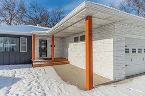 Exterior - 4BR I 5 mins to FargoDome, Games, King, Garage (Fargo)