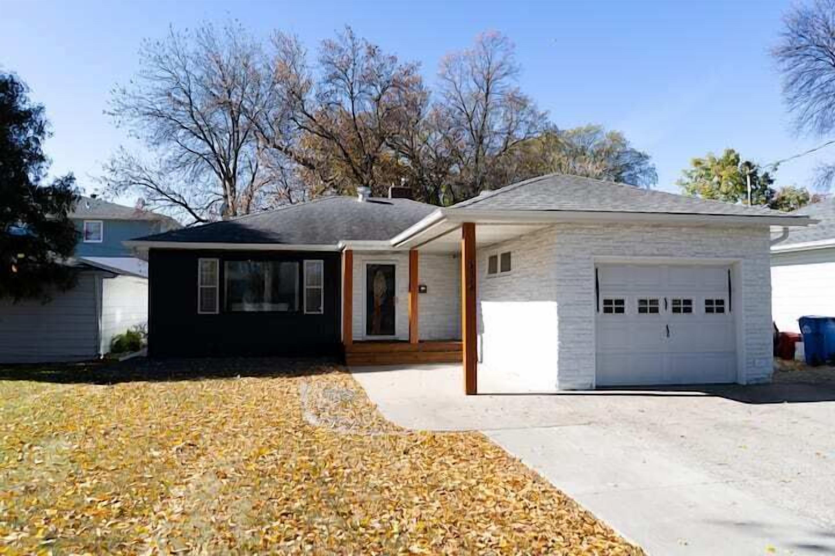 Cozy Getaway: 4 Bedroom Home with Vintage Charm!