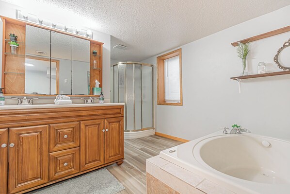 Bathtub, jetted tub, hair dryer, towels - 4BR I 5 mins to FargoDome, Games, King, Garage (Fargo)