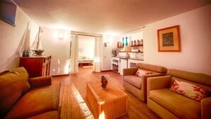 Una sala de estar acogedora con un sofá, una mesita de centro y un pequeño adorno.