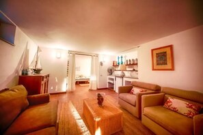 Una sala de estar acogedora con un sofá, una mesita de centro y un pequeño adorno.