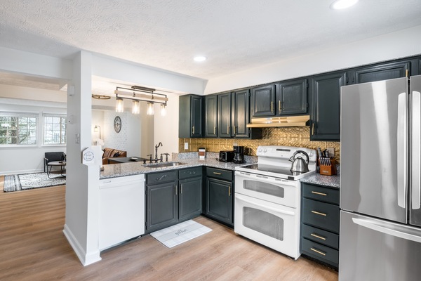 KĂŒhlschrank, Mikrowelle, Ofen, Herdplatte