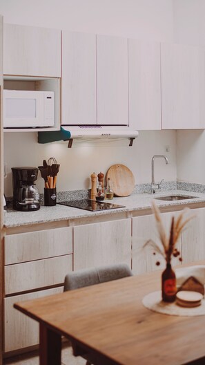 Apartament superior, 1 dormitori, balcó, planta baixa | Cuina privada | Frigorífic gran, microones i utensilis de cuina, vaixella i coberteria