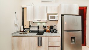 Standard Apartment, 1 King Bed | Private kitchen | Microwave, stovetop, toaster, blender - Smart Depas Tulum (Tulum)
