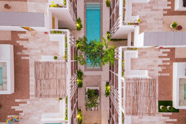 8 outdoor pools, open 8:00 AM to 9:00 PM, pool umbrellas