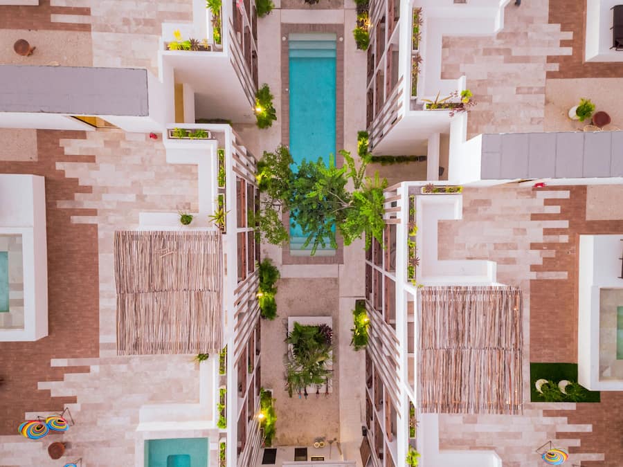 8 piscinas al aire libre, sombrillas