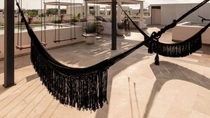 A spacious outdoor area with a hammock, a pergola, and a view of the surrounding landscape. - Smart Depas Tulum (Tulum)