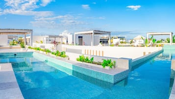8 つの屋外プール、営業時間 8:00 ~ 21:00、プール パラソル