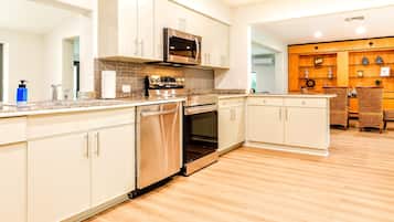 Rumah Eksklusif | Dapur pribadi | Lemari es besar, microwave, oven, dan kompor