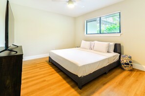 Minibar, individually decorated, individually furnished, desk - The Wonderkoi House A Magical Japanese Koi Garden (Homestead)