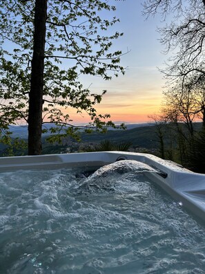 Outdoor spa tub