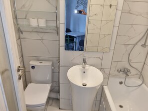 Combinazione doccia/vasca, asciugacapelli, asciugamani, sapone