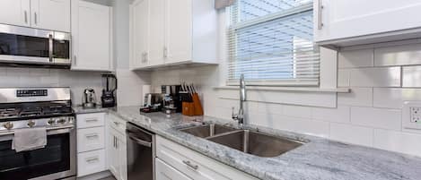 Fridge, microwave, stovetop, dishwasher