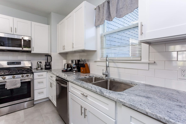 Réfrigérateur, micro-ondes, plaque de cuisson, lave-vaisselle