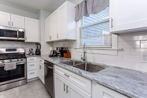 Een koelkast, een magnetron, een kookplaat, een vaatwasser