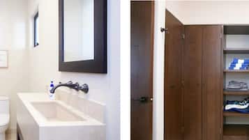 Condo Confort | Baño | Regadera y toallas