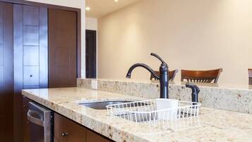 Condo Confort | Cocineta privada | Refrigerador y utensilios de cocina