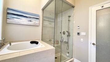 Combined shower/bathtub, jetted bath, hair dryer, towels