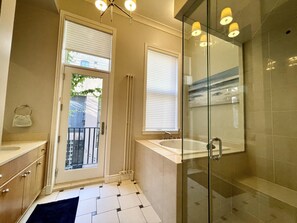Combined shower/bathtub, jetted bath, hair dryer, towels