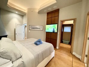 6 bedrooms, desk, iron/ironing board, free WiFi