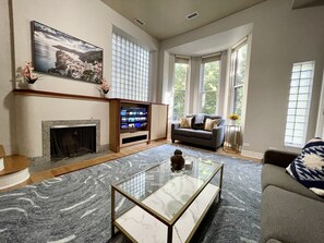Smart TV, fireplace