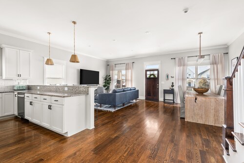 Entire Home: 2 living rooms: 10 minutes downtown: 2 blocks to 14TENN