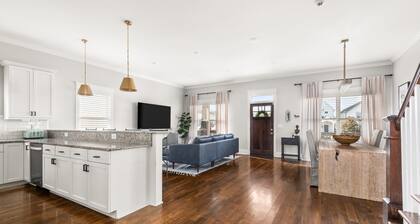 Entire Home: 2 living rooms: 10 minutes downtown: 2 blocks to 14TENN