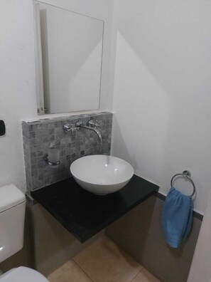 Bañera con ducha, bidet, toallas, jabón