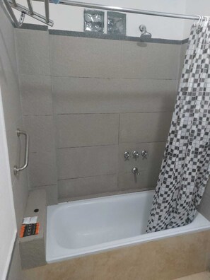 Duschwanne, Bidet, Handtücher, Seife