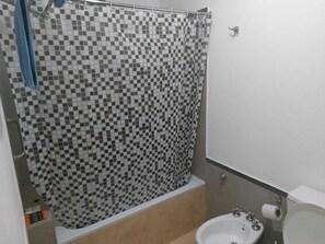 Ensemble baignoire-douche, bidet, serviettes fournies, savon