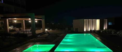 Fachada de la propiedad por la tarde o noche