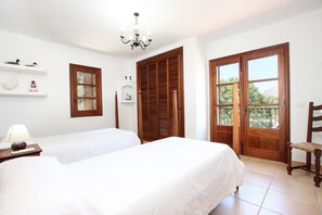 4 bedrooms, in-room safe, iron/ironing board, free WiFi