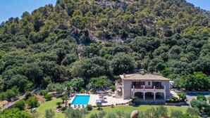 A villa with a swimming pool, surrounded by lush greenery and a mountainous backdrop. - Plumera, Finca 5StarsHome Mallorca (Pollensa / Pollença)