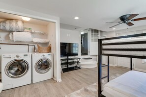 3 habitaciones, escritorio, tabla de planchar con plancha y wifi
