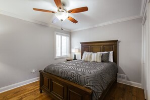 3 bedrooms, desk, iron/ironing board, free WiFi - A Spacious Place for Everyone. Sanford Stadium, Downtown and Dining So Close! (Athens)