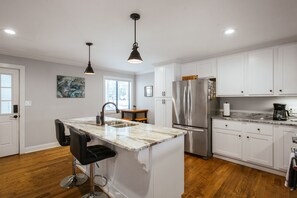 Fridge, microwave, oven, stovetop - A Spacious Place for Everyone. Sanford Stadium, Downtown and Dining So Close! (Athens)