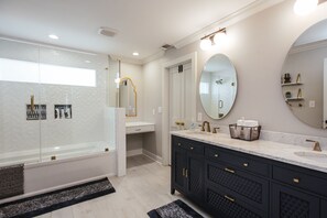Combined shower/tub, towels, soap, shampoo