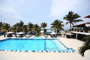 Outdoor pool - Charming Beachfront Hotel Room With Pool (San Clemente)