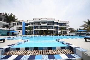Outdoor pool - Charming Beachfront Hotel Room With Pool (San Clemente)
