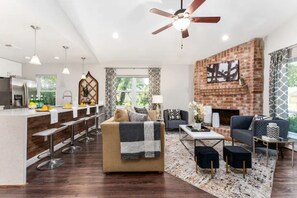 TV connectée, cheminée, livres