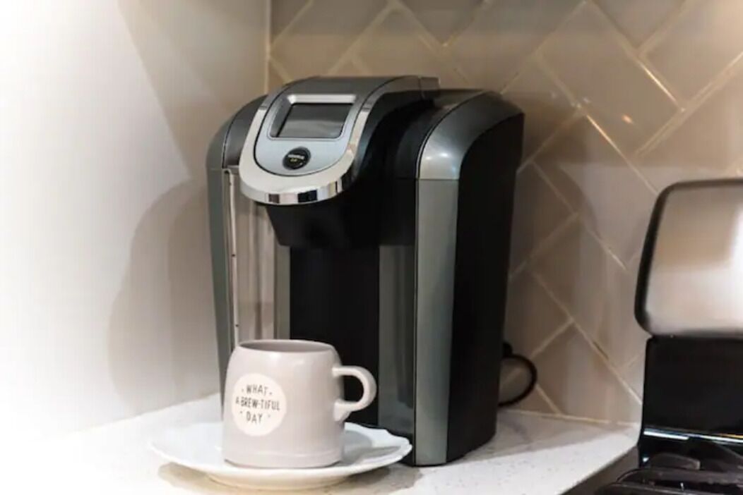 Een koffieapparaat met een kop koffie op een tafel.