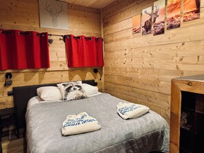6 quartos, ferros/tábuas de passar roupa, berço de viagem