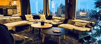 SUBLIME VIEWS-Upper Chalet-180m2 AUX ANGLES -16pers on 3300m2-near the center