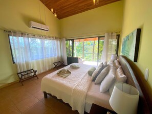 4 Schlafzimmer, Zimmersafe, Bügeleisen/Bügelbrett, WLAN