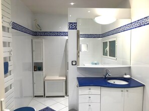 Dusche, Haartrockner, Bademäntel, Hausschuhe