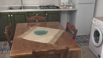 Frigorifero, microonde, piano cottura, macchina per tè/caffè